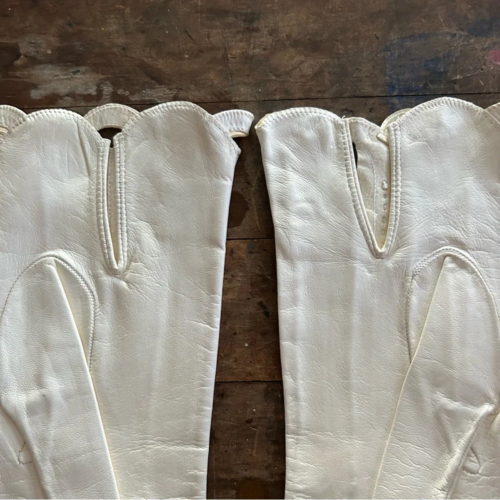 Valentino Garavani Cream Scalloped Leather Gloves